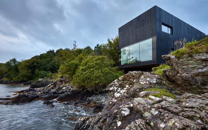 the black house vista mare in scozia isola di skye