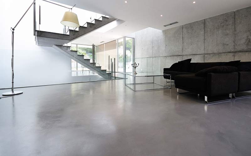 pavimenti in resina grigio grande soggiorno